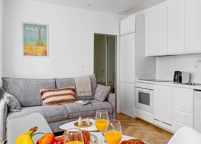 Eiffel Tower & Champ De Mars - 1br - Vacation Paris