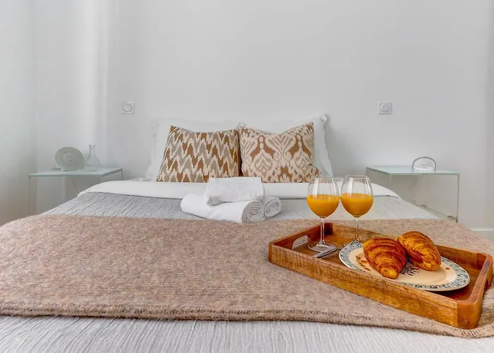 Eiffel Tower & Champ De Mars - 1br - Vacation Paris